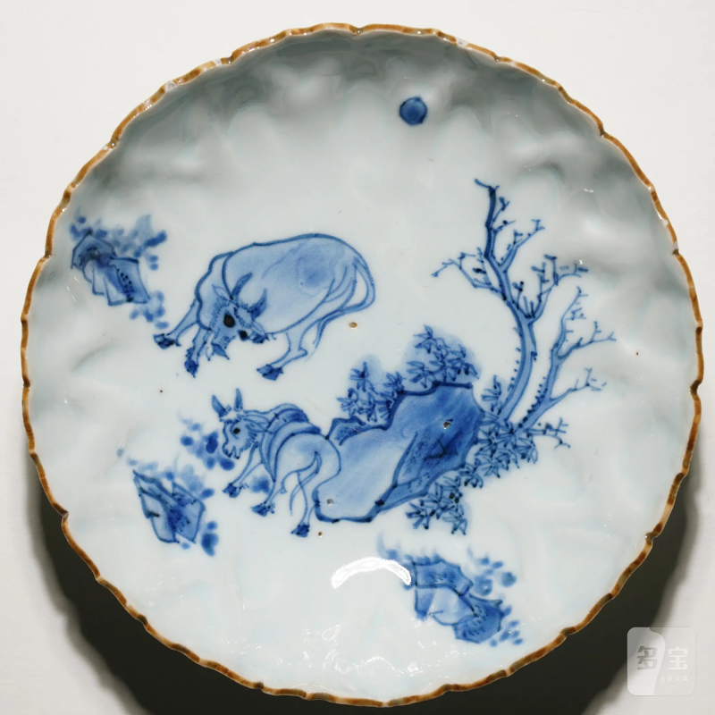 清顺治 景德镇古渡青花孺子牛模印菱口盘 - 图2